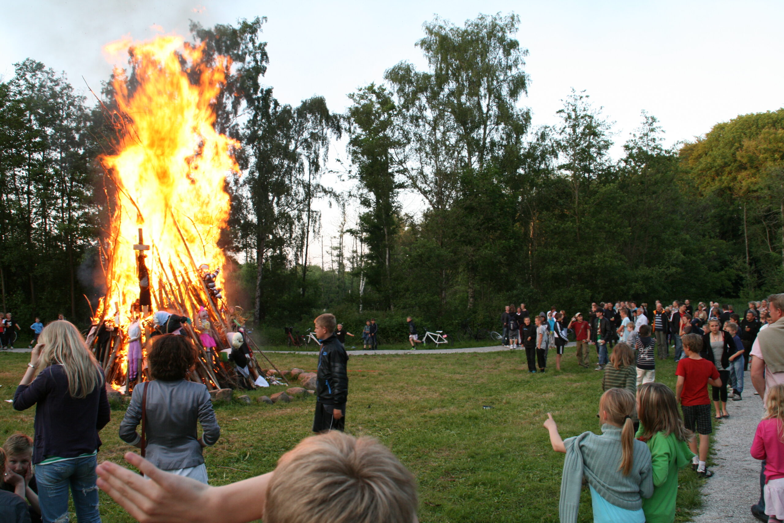 Sådan så det ud, da vi holdt sankthans i 2010. I mange år kom der op mod 1000 deltagere til grundejerforeningens årlige sankthansbål. Foto: Hans Faarup