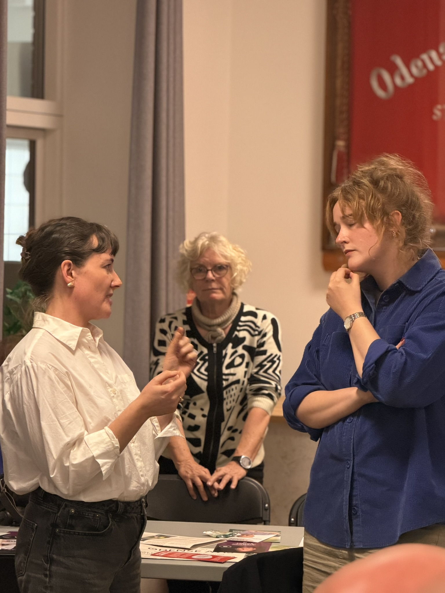 Byrådsmedlem (og senere rådkvinde) Anne Skau Styrishave (th.) i snak med en deltager. Foto: Jesper Holst