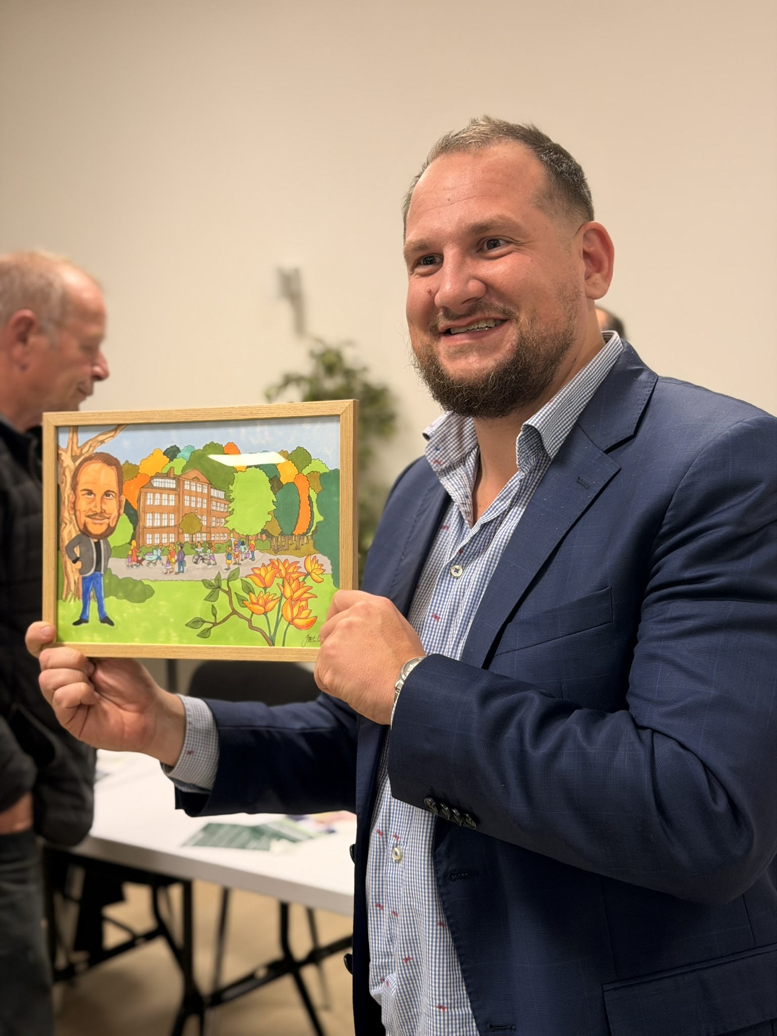 Andreas Møller med sit portræt udført af Jane Nygaard. Foto: Jesper Holst